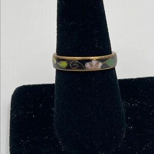 3.25.26-15 Goldtone Black Floral Cloisonné Enamel Band Ring Sz 7.5